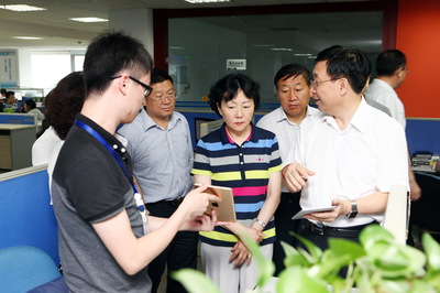 省人大檢查組實地考察華天軟件技術(shù)推廣服務(wù)